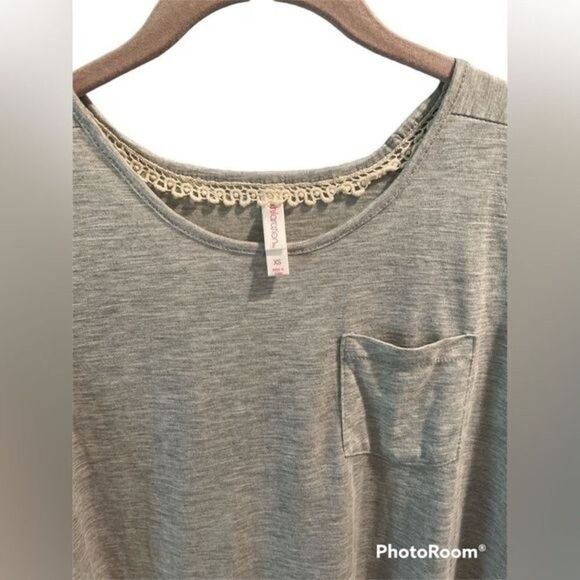 Xhilaration Gray Floral Long Sleeve
Dress Shirt XSmall. - Picture 2 of 4